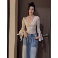 批发纯欲风V领蕾丝衫女春秋新款高级感修身显瘦打底内搭长袖短款<b class='q'>上衣</b>