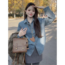 批发韩版复古风时尚蓝色<b class='q'>牛仔</b>衬衫女秋冬宽松设计感时髦中长款上衣<b class='q'>外套</b>