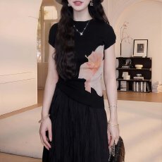 批发春季气质百搭花朵短袖针织上衣女2026新款高腰显瘦褶皱半身裙套装