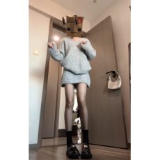 批发2025超火<b class='q'>冬</b>装一整套韩系chic套装女针织镶钻v领毛衣半身裙两件套