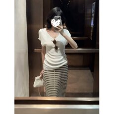 批发松弛感好好看套<b class='q'>装</b>女夏季V领百搭软糯针织衫短袖条纹半身裙两件套