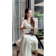 批发2026超火女装一整套法式不对称斜肩无袖上衣高腰宽松白色阔腿<b class='q'>裤子</b>