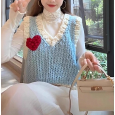 批发温柔慵懒风V领爱心针织马甲2025年冬新款设计感时尚百搭叠穿背心