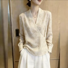批发通勤风V领交叉印花上衣女夏设计感小众时髦减龄超好看时尚2026年