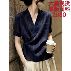 批发2026年新款深蓝色格子上衣女装夏V领短袖通勤休闲日常感宽松衬衫