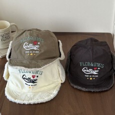 批发日系简约可爱字母刺绣复古雷锋帽保暖加厚护耳帽子男女百搭鸭舌帽