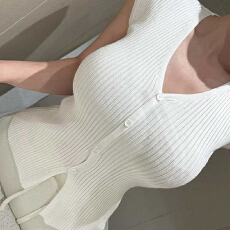 批发<b class='q'>韩国</b>东大门气质百搭高级感修身显瘦性感女人味侧系扣短袖针织<b class='q'>上衣</b>