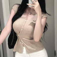 批发韩国东大门高级感百搭气质修身显瘦性感女人味系扣短袖针织衫上衣