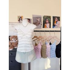 批发 V领褶皱木耳边纹理吊带背心带胸垫弧形下摆设计感女打底