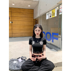 批发已出货 美式辣妹黑色印花正肩短袖<b class='q'>T</b>设计感小众<b class='q'>蕾丝</b>拼接短款上衣