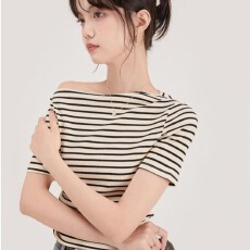 批发已出货 露肩一字肩条纹针织女夏季新款宽松显瘦短袖不规则上衣ins