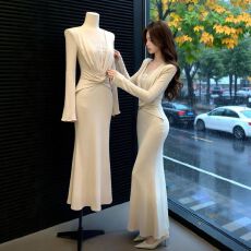 批发已出货 蕾丝V领连衣裙女2025秋<b class='q'>冬</b>新款御姐性感收腰礼服长裙