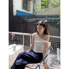 批发已出货 罗纹单边绑带斜肩<b class='q'>短袖</b>T恤女设计感修身气质短款上衣