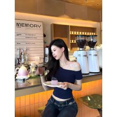 批发已出货 纯欲辣妹风设计感斜肩露肩<b class='q'>短袖</b>T恤女性感修身短款上衣