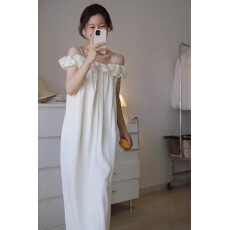 批发已出货 白色一字肩吊带连衣裙子女夏季2025新款海边度假宽松长裙