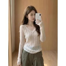 批发韩系漂亮白色V领长袖针织打底衫女内搭短款小上衣