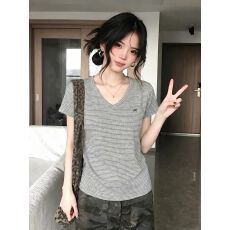 批发夏日灰条纹短袖 T 恤女 V 领小标刺绣<b class='q'>修身</b>显瘦辣妹风上衣