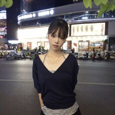 批发V 领短袖 <b class='q'>T</b> <b class='q'>恤</b>女黑白条纹吊带拼接下摆假两件修身短款上衣