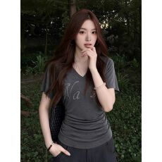 批发V 领烫钻字母短袖 <b class='q'>T</b> <b class='q'>恤</b>女侧边褶皱收腰修身显瘦纯欲短款上衣