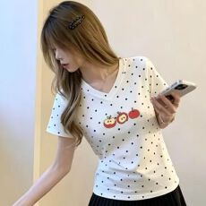 批发不退换多巴胺波点v领短袖<b class='q'>t</b><b class='q'>恤</b>女夏修身收腰正肩短款小上衣