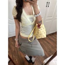 批发休闲纯欲风条纹吊带搭配奶黄 V 领短袖小个子显高短款两件上衣