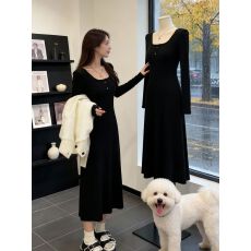 法式赫本风黑色长袖连衣裙女2026年秋新款方领收腰显瘦气质长裙