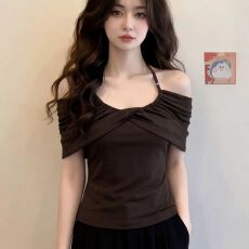 批发咖色一字肩褶皱挂脖吊带<b class='q'>短袖</b><b class='q'>t</b><b class='q'>恤</b>女夏季绝美独特漂亮修身露肩上衣