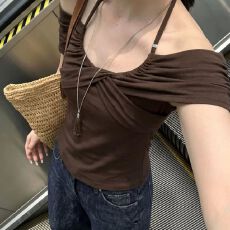 批发韩系辣妹咖色一字肩挂脖<b class='q'>短袖</b><b class='q'>T</b><b class='q'>恤</b>女夏季收腰修身纯欲绝美露肩上衣