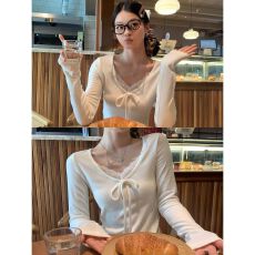 批发白色蕾丝V领内搭打底衫女秋冬单穿设计长袖<b class='q'>t</b><b class='q'>恤</b>修身上衣潮 上新款