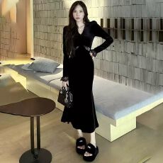 批发法式高级感黑色v领长袖连衣裙女新款早秋冬款收腰甜辣妹开叉<b class='q'>长裙</b>