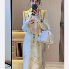 批发小洋装名媛高端加绒加厚新中式国风黄色毛领无袖背心旗袍连衣裙
