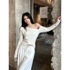 批发斜肩不规则设计感抽褶斜肩上衣女纯色<b class='q'>夏</b>季露肩修身长袖女 上新款