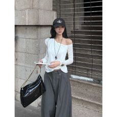 批发美式辣妹风设计感立体抽褶斜肩上衣女露肩修身长袖T恤 早秋新款