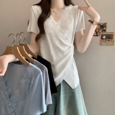 批发实拍大码设计感不规则蕾丝V领短袖T恤女胖MM收腰透气显瘦独特上衣