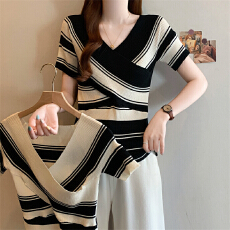 批发实拍大码撞色条纹针织短袖上衣女胖MM设计感独特V领百搭显瘦T恤