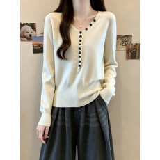 批发实拍<b class='q'>大码</b>秋季V领长袖针织衫女胖MM独特内搭毛衣褶皱纽扣打底衫