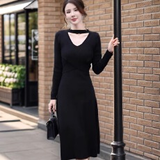 批发高贵气质挂脖针织<b class='q'>连衣裙</b><b class='q'>秋冬</b>新款收腰修身配大衣打底毛衣a字长裙