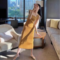 批发法式高级感杏色无袖针织连衣裙夏季气质显瘦吊带<b class='q'>背心</b><b class='q'>长裙</b>