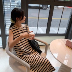 批发针织连衣裙女2026年夏装新款<b class='q'>韩版</b>高级感气质风宽松显瘦条纹背心裙