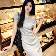 批发灰色一字肩斜肩露肩短袖<b class='q'>连衣裙</b>女装2026年夏季修身显瘦包臀长裙子