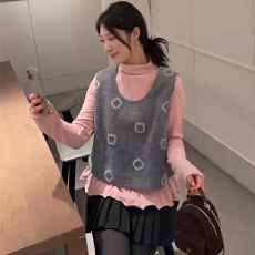 批发实体档口韩系设计感立体花朵呢料马甲+长袖半高领<b class='q'>打底</b>衫两件套潮