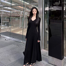 批发实体档口法式v领包臀<b class='q'>连衣裙</b>子女装秋冬季2025新款秋季高级感长裙