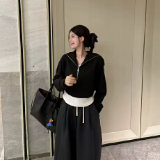 批发实体档口2025冬新款<b class='q'>韩版</b>设计感翻领拉链两件长袖卫衣女短款上衣女