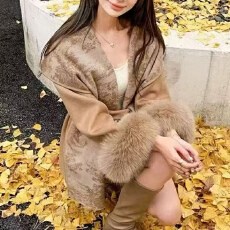 批发实体档口2025年新款印花斗篷羊毛<b class='q'>双面</b>呢子外套袖口狐狸毛<b class='q'>羊绒</b><b class='q'>大衣</b>