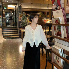 批发实体档口法式蕾丝花边拼接设计感衬衫新款温柔风漂亮小众<b class='q'>上衣</b>女