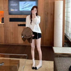 批发实体档口2025年秋冬新款颜值开挂重工休闲白色蕾丝娃娃领抓绒小衫