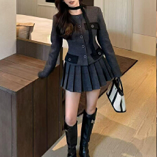 批发实体档口2025年冬上新单排扣短外套+纯色压褶半身裙套装(配飘带)