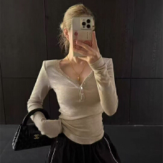 批发实体档口25冬新款韩版铆钉星星装饰V领<b class='q'>打底</b>衫修身显瘦磨毛绒上衣