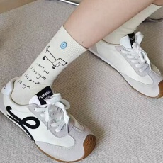 批发2025秋冬袜子女个性洋气字母纽扣配饰休闲中筒袜舒适百搭潮袜