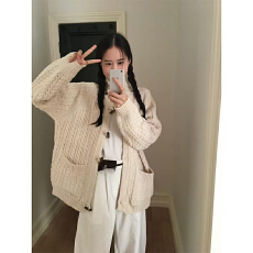 批发实体档口慵懒风牛角扣手工粗棒高克重<b class='q'>秋季</b>氛围感宽松显瘦针织外套